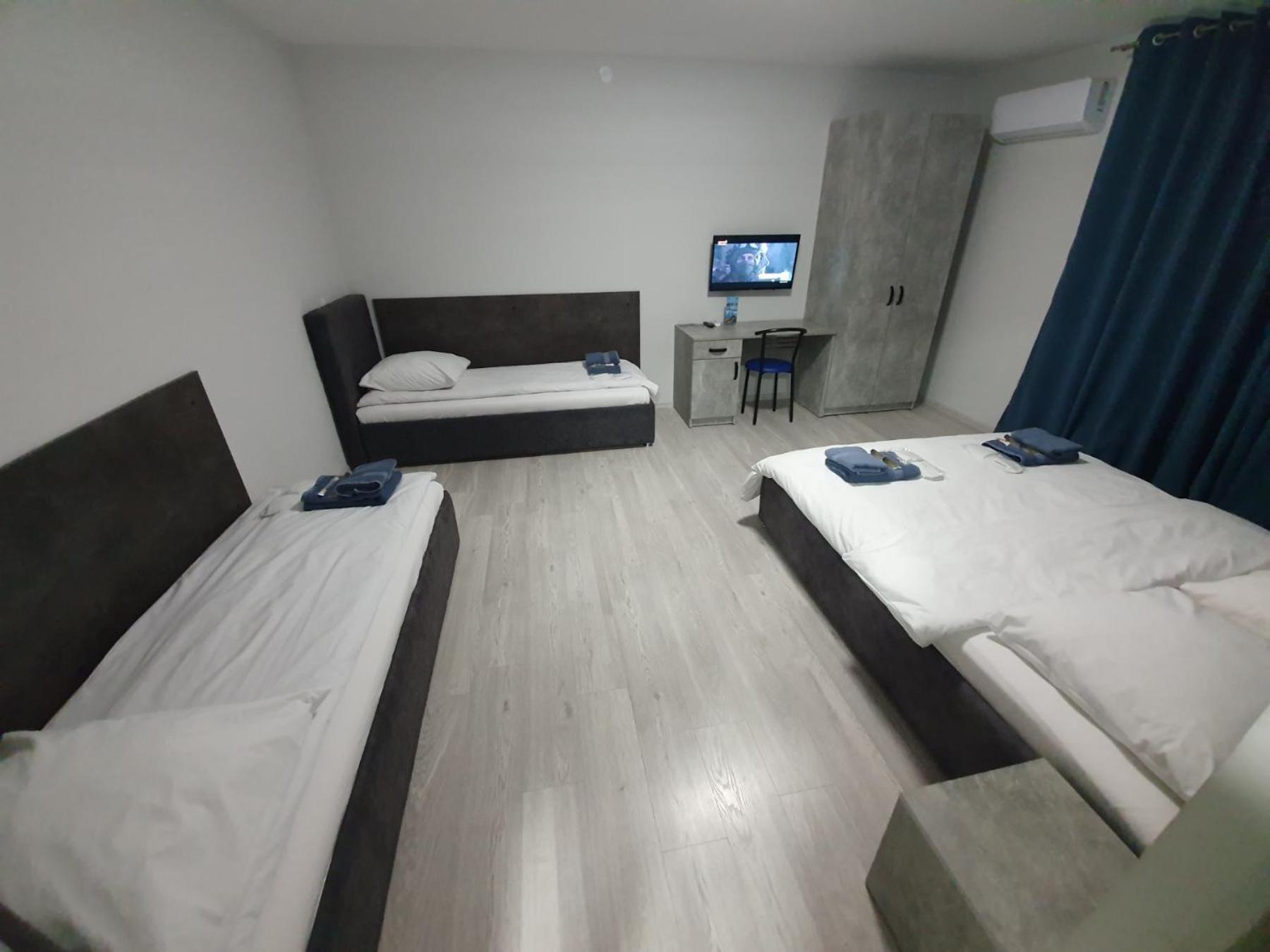 Hotelroom 27 *